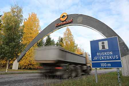 Ruskon jätekeskuksen portti ja kuorma-auto ajamassa sen alta