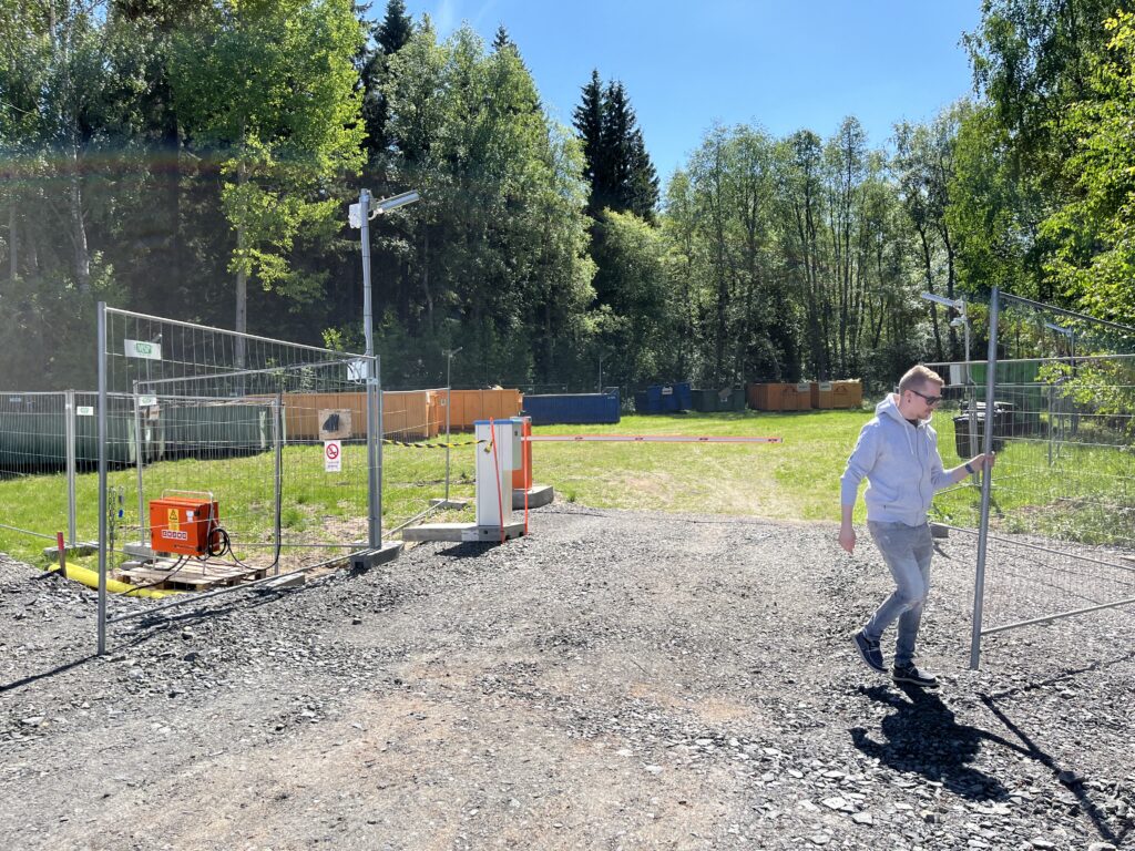 Antero Kiljunen avaa Hartaanselän asuntomessualueen jäteaseman portin.