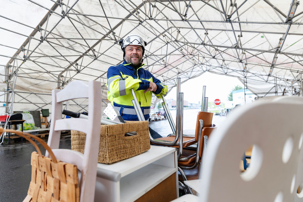 Toimitusjohtaja Sami Hirvonen työvaatteissa käyttökelpoisen tavaran talteenottopisteteltalla Ruskon jätekeskuksessa.