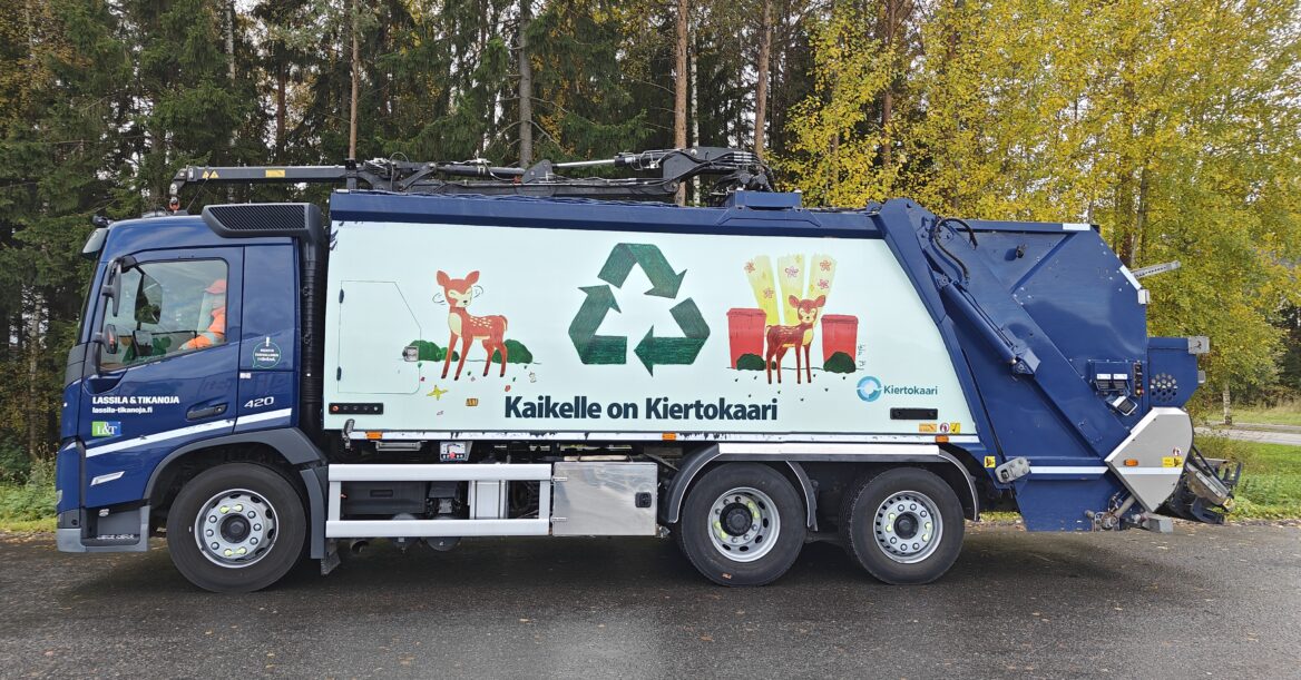 Kiertokaaren jäteauto, jonka kyljessä piirustus tepattuna.
