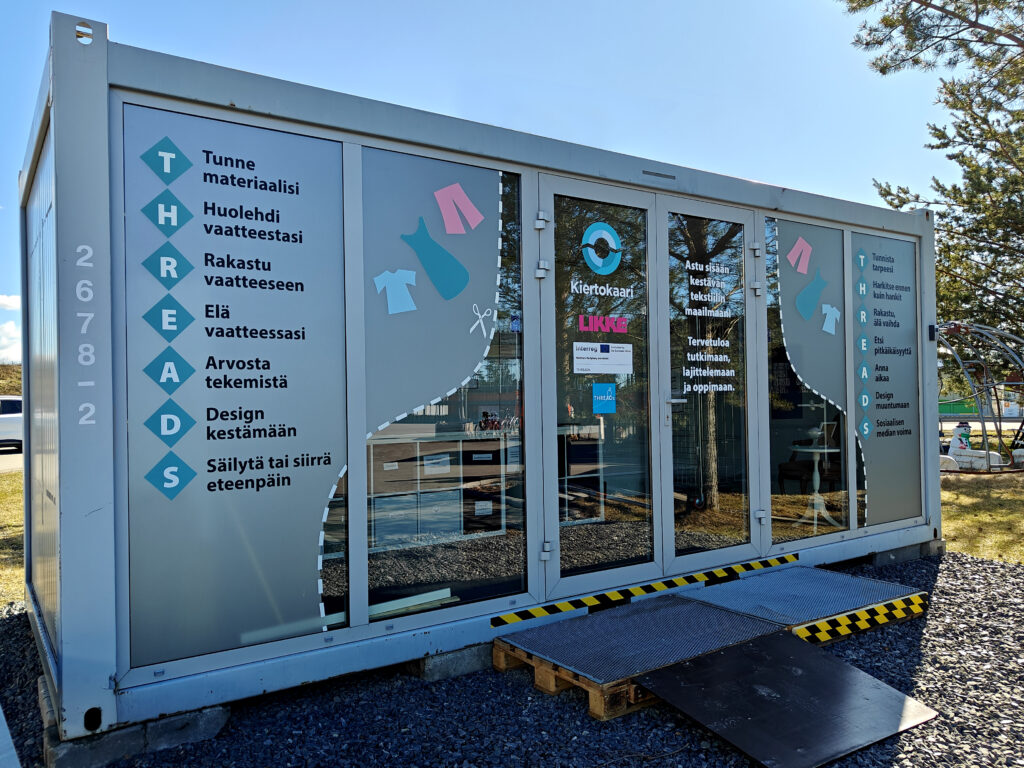 Tekstiilinkeräyskontti Ruskon jätekeskuksessa.